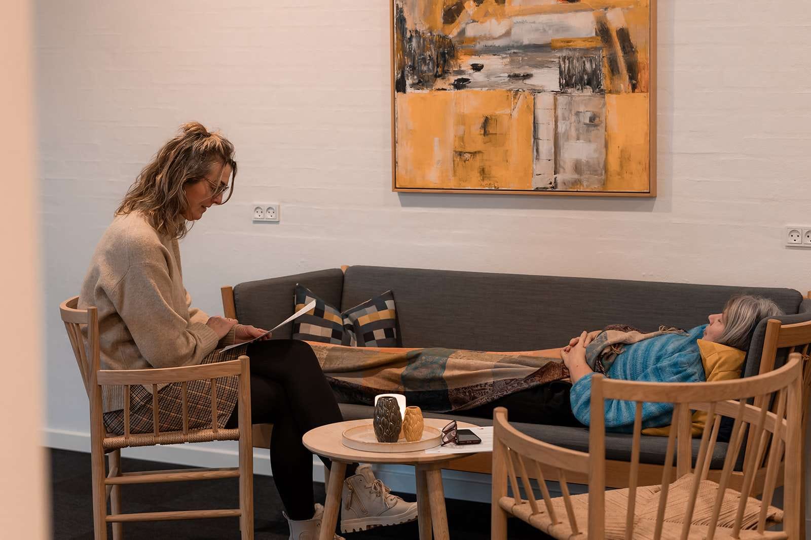 Kursister øver sig i hypnose